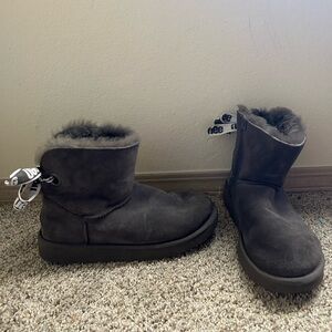 UGG Short Bailey Bow Suede Sheepskin Boots Grey Women's Size 9 Winter Outdoor
